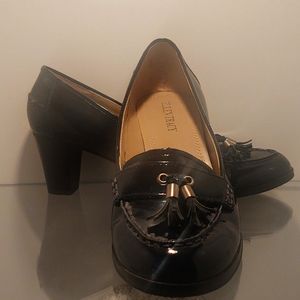 Ellen Tracy size 7.5M navy blue patent leather tassel shoes